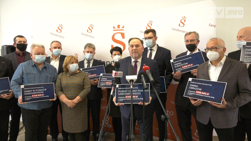 Blisko dziesięć milionów złotych na remont dróg dla sandomierskich gmin. Konferencja posła Marka Kwitka i samorządowców