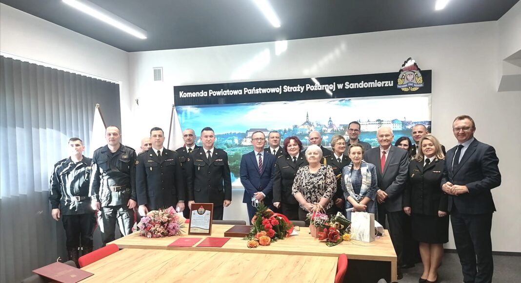 SANDOMIERZ: Po 30 latach służby odeszła na zasłużoną emeryturę