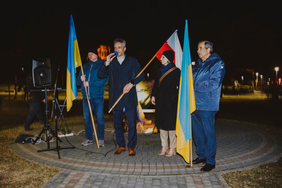 Staszów i Sandomierz solidarni z Ukrainą. Wieczorne wiece w regionie