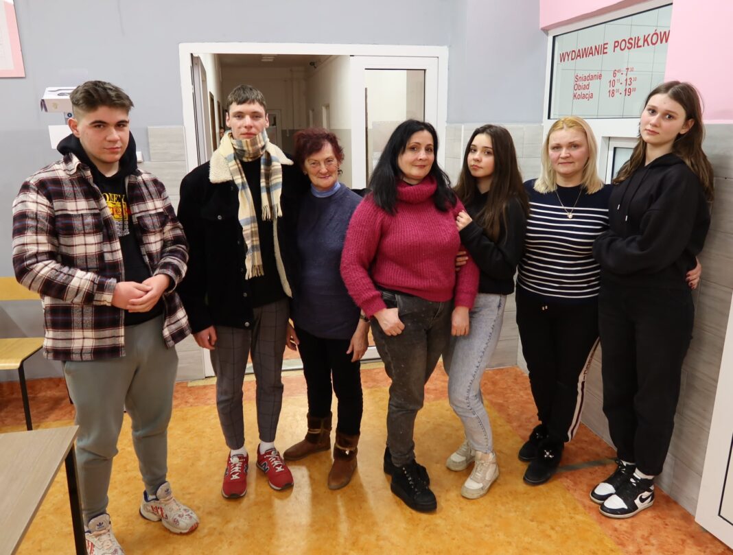 OŻARÓW: Młodzież z Ukrainy dotarła do szkolnego internatu. Powiat zapewnił transport z przejścia granicznego