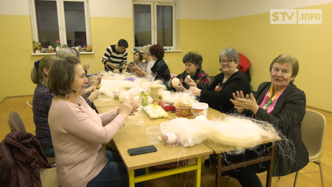 W Dwikozach już powstają świąteczne ozdoby. Zajęcia manualno-plastyczne cieszą się dużym powodzeniem