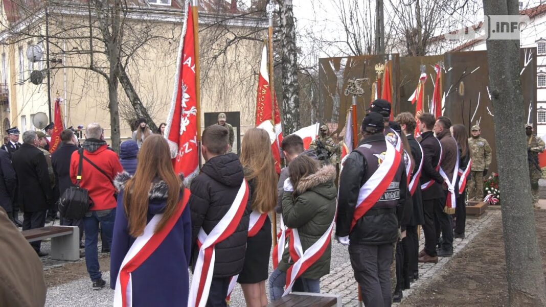 Żołnierze Wyklęci mają swój skwer. Uroczyste otwarcie miejsca pamięci w Opatowie