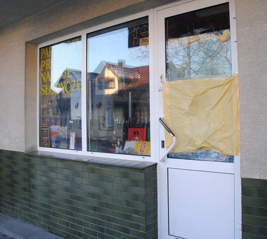 OPATÓW: Skok na monopolowy. Alarm wystraszył włamywacza