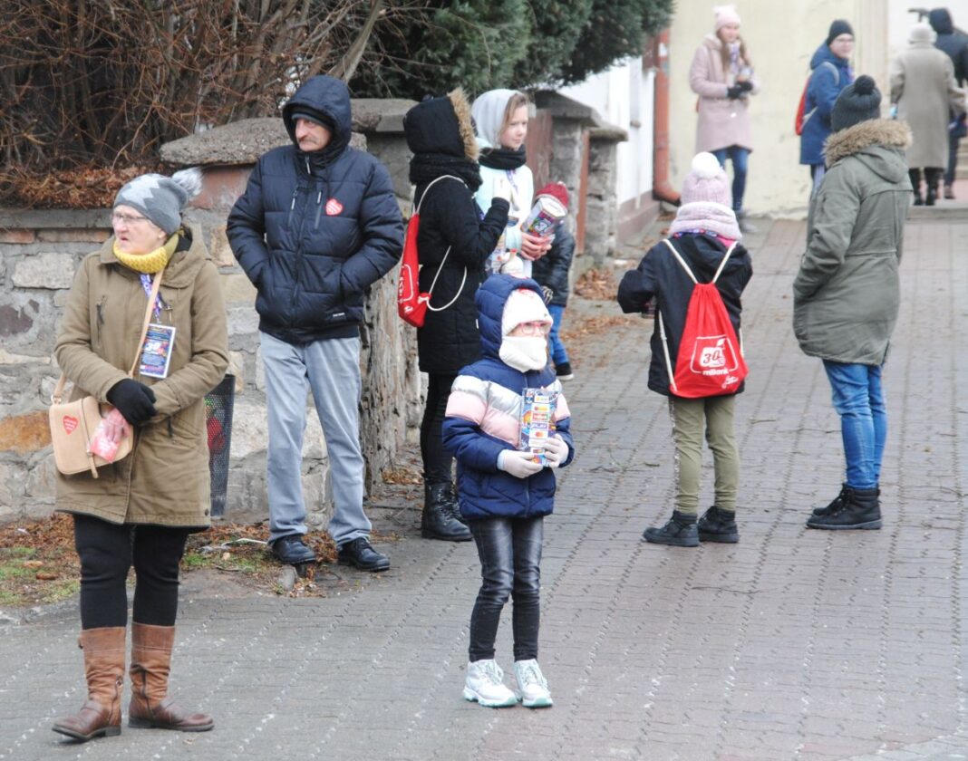 Huraganowe porywy wiatru, rzęsisty deszcz i śnieg nie wystraszyły wolontariuszy ze sztabu WOŚP w Opatowie