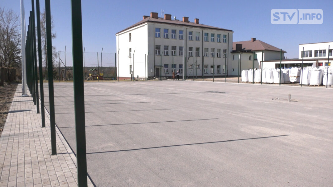 O to boisko walczyli od lat. Przy szkole w Tarłowie trwa remont sportowego obiektu