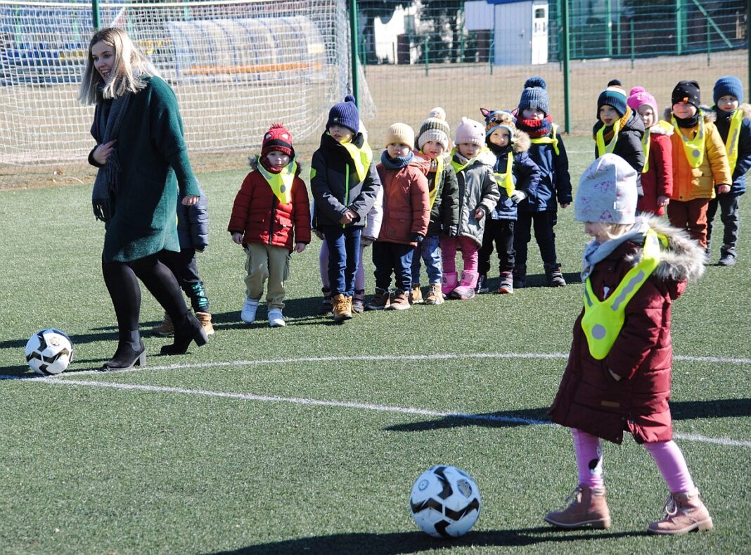 OPATÓW: „Sówki” i „Orzełki” gościły na stadionie OKS