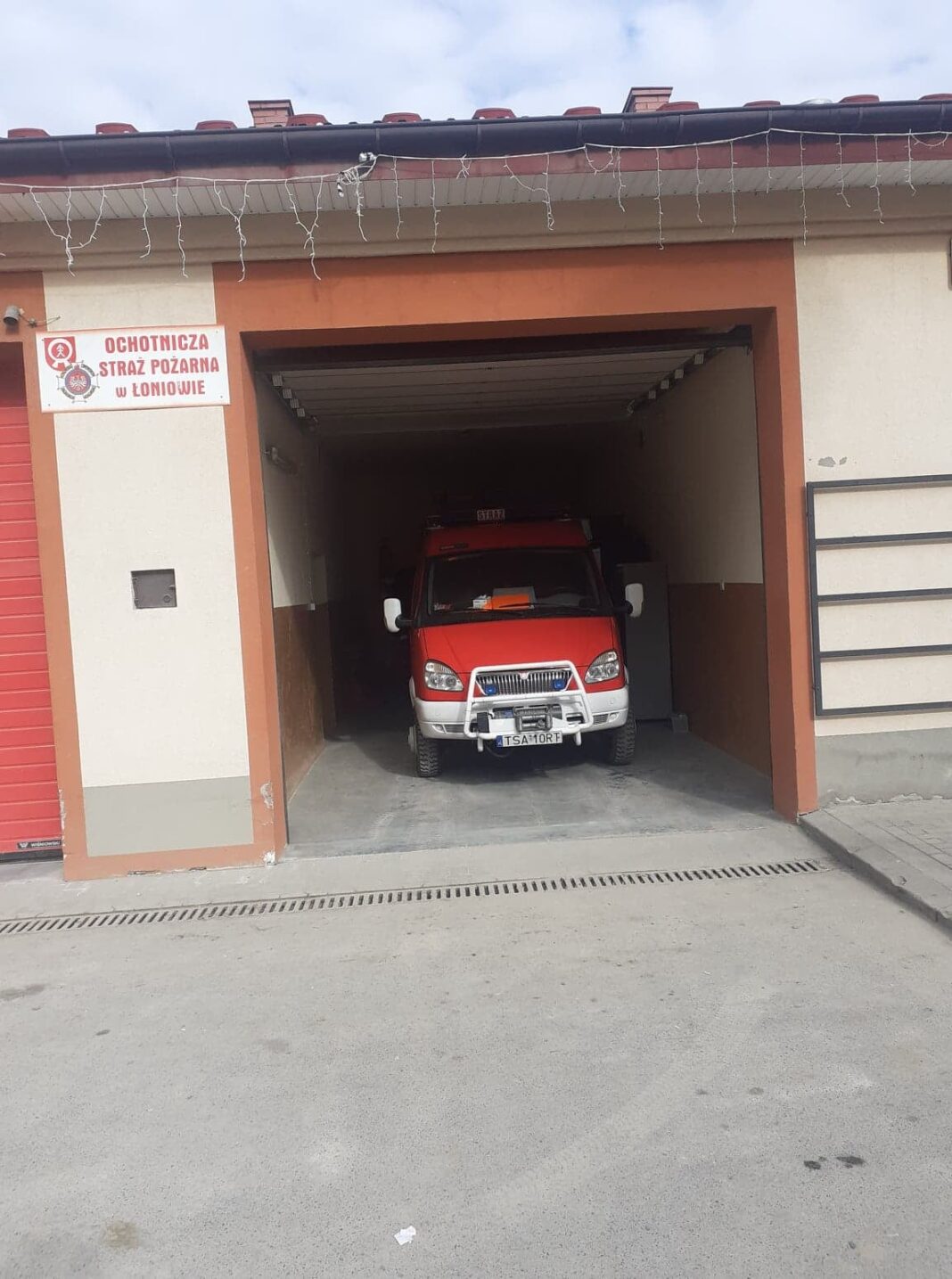 OSP w Łoniowie otrzymało wsparcie na nowy samochód. Powiat przekazał 20 tysięcy złotych