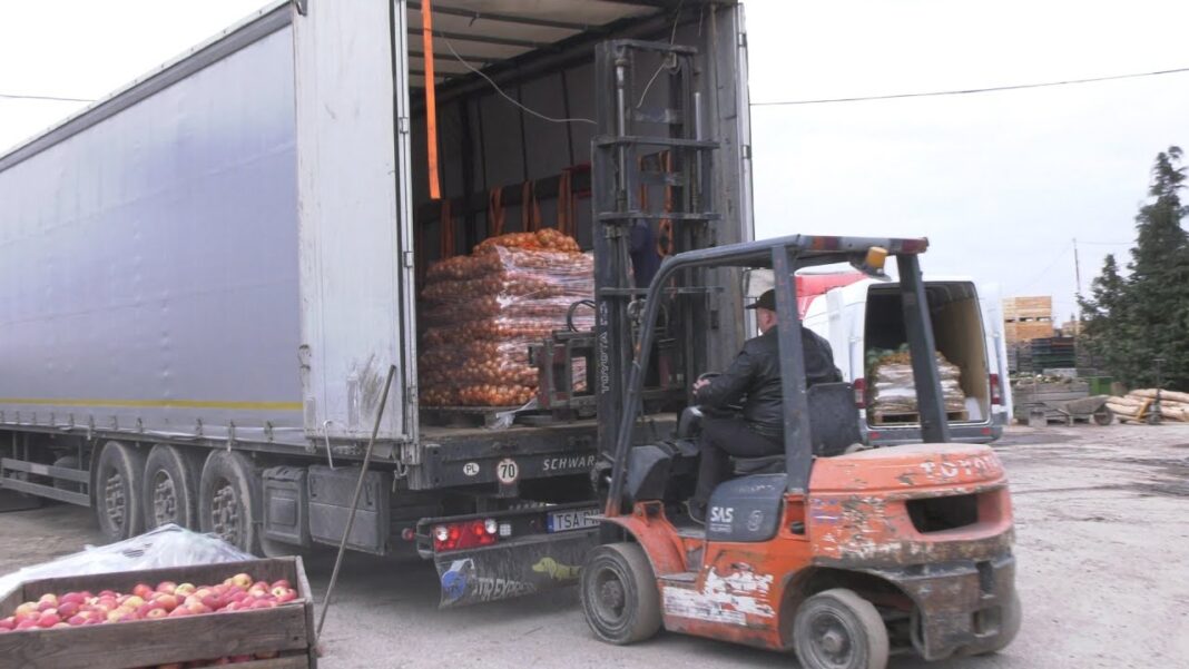 Pełen tir z darami wyruszył z Gałkowic do Kijowa. Pan Mariusz Gara z przyjaciółmi pomaga kolejny raz