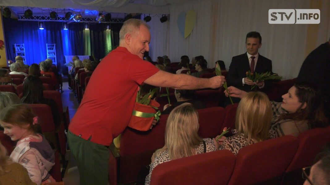 Spektakl na Dzień Kobiet w Rytwianach. Kwiaty paniom wręczył aktor Aleksander Mikołajczak