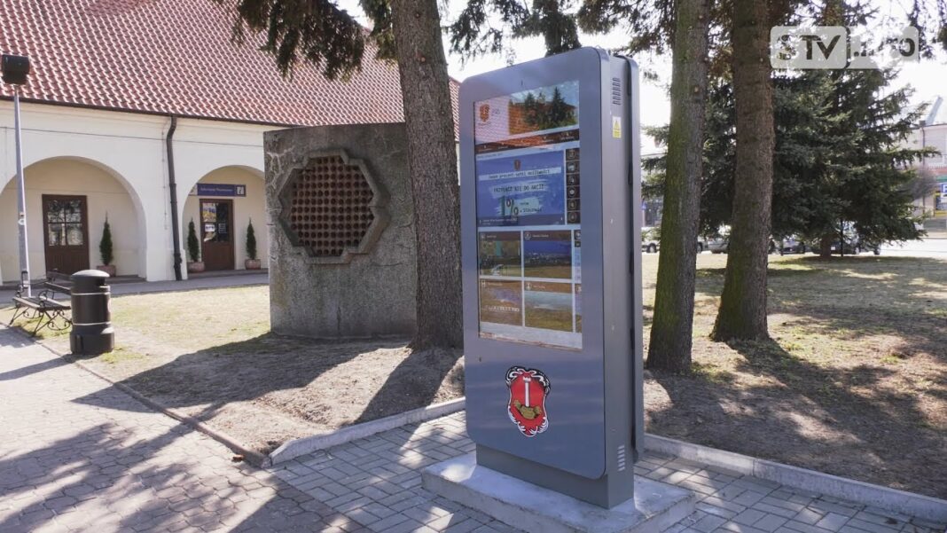 Staszów stawia na cyfryzację. Infokioski pojawiły się na rynku miasta i w Kurozwękach