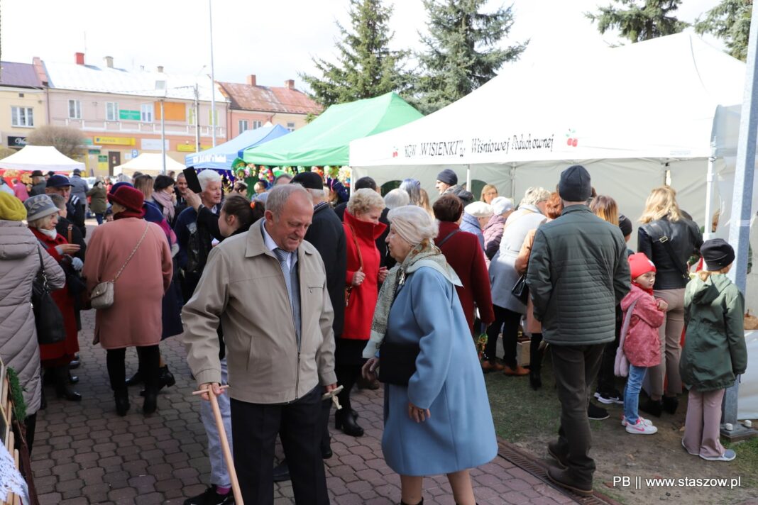 Staszowski Jarmark Wielkanocny za nami. Były świąteczne pyszności, kramy z rękodziełem i procesja z palmami ulicami miasta