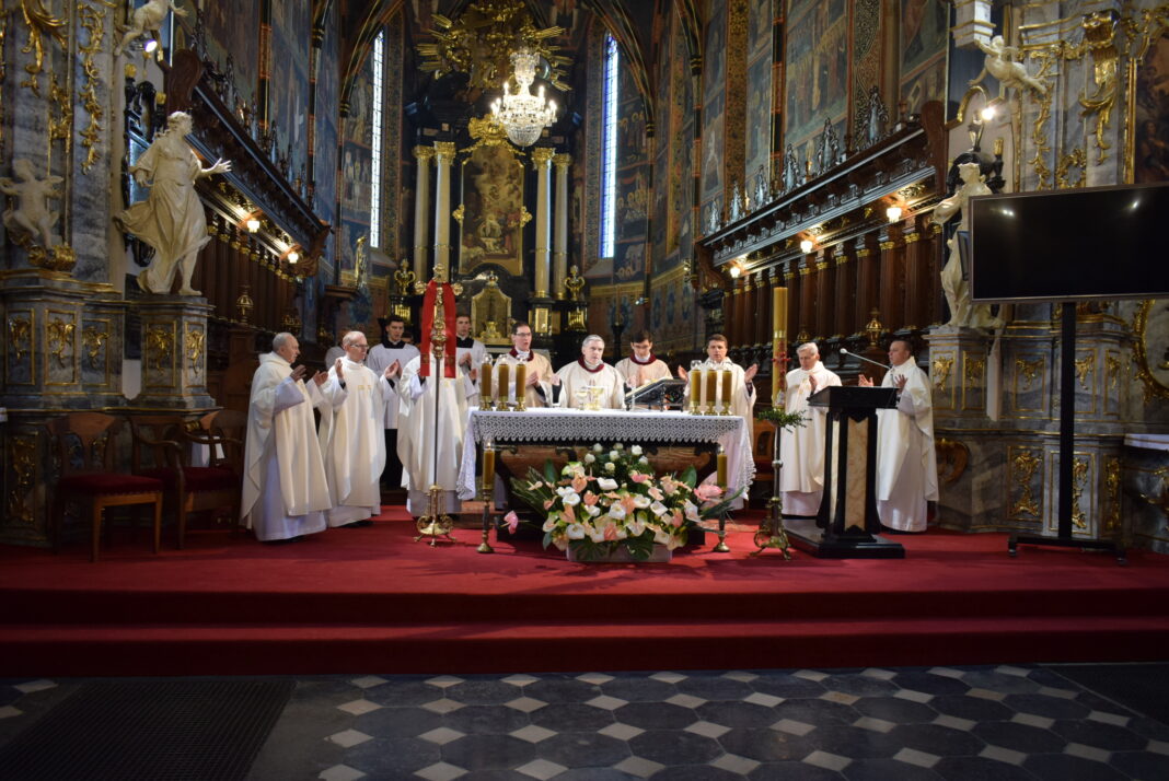 Dziś Wielkanoc. Biskup Krzysztof Nitkiewicz przewodniczył mszy rezurekcyjnej w Sandomierzu