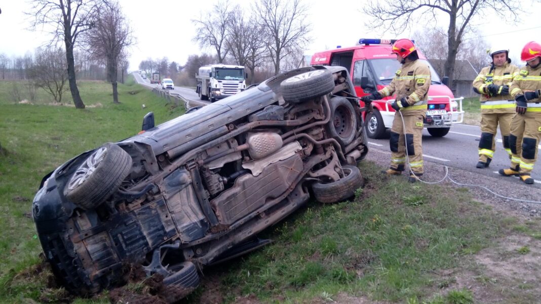 Poranne dachowanie w Olszownicy. Land Rover znalazł się w rowie