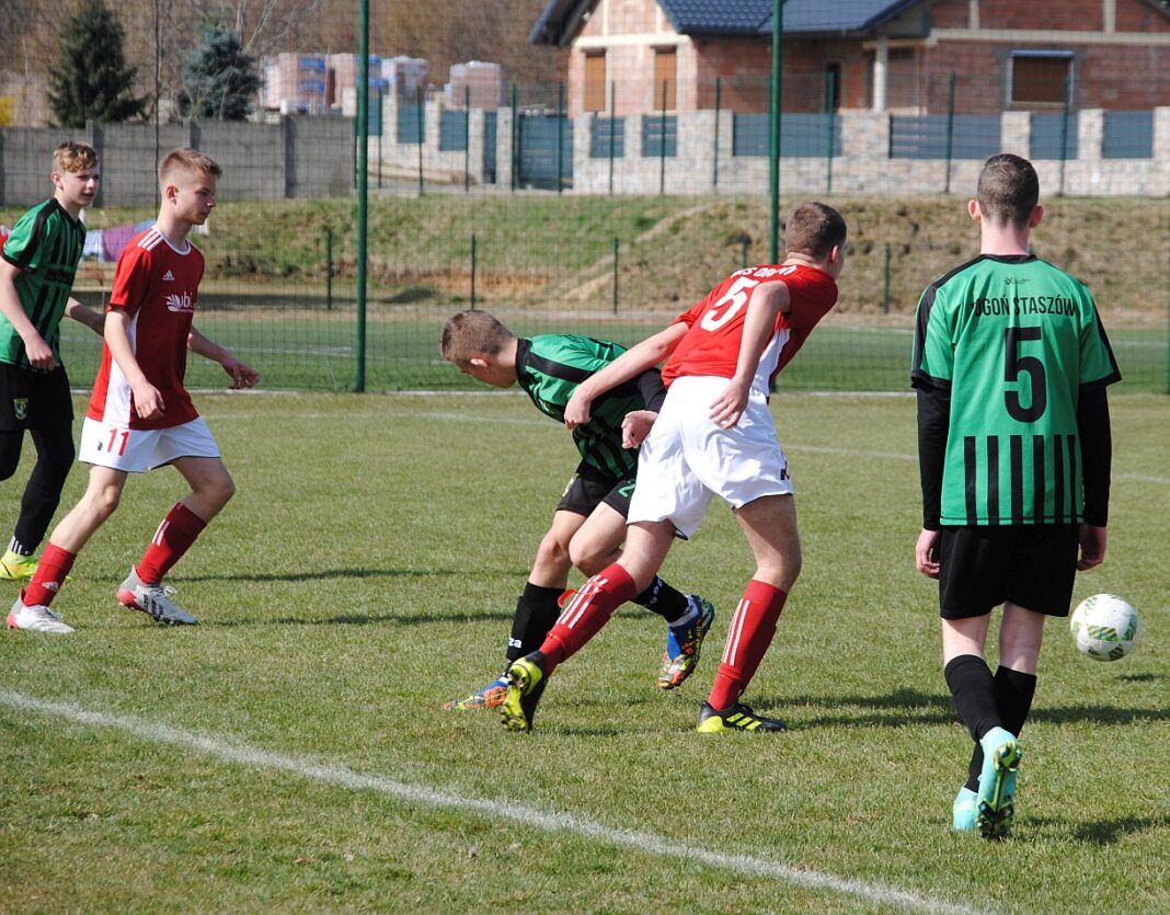 Juniorzy z Opatowa zremisowali z Pogonią Staszów. Trampkarze wygrali w Kunowie