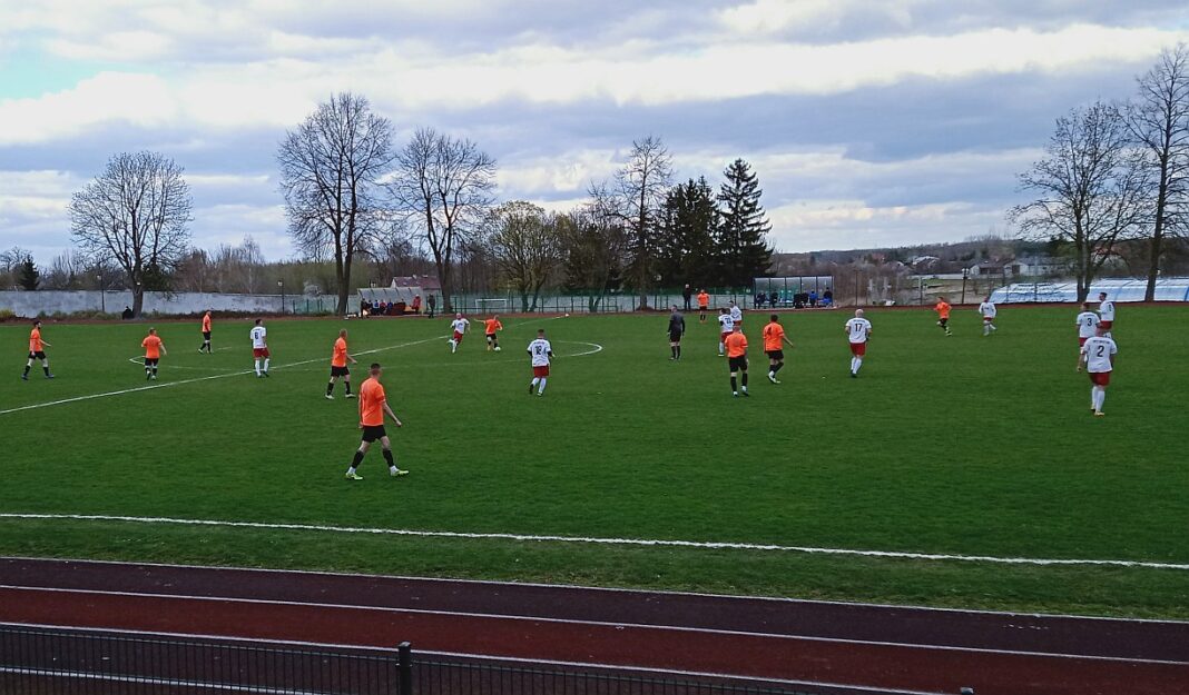 Świętokrzyska Okręgówka: OKS Opatów zremisował z Piastem Stopnica