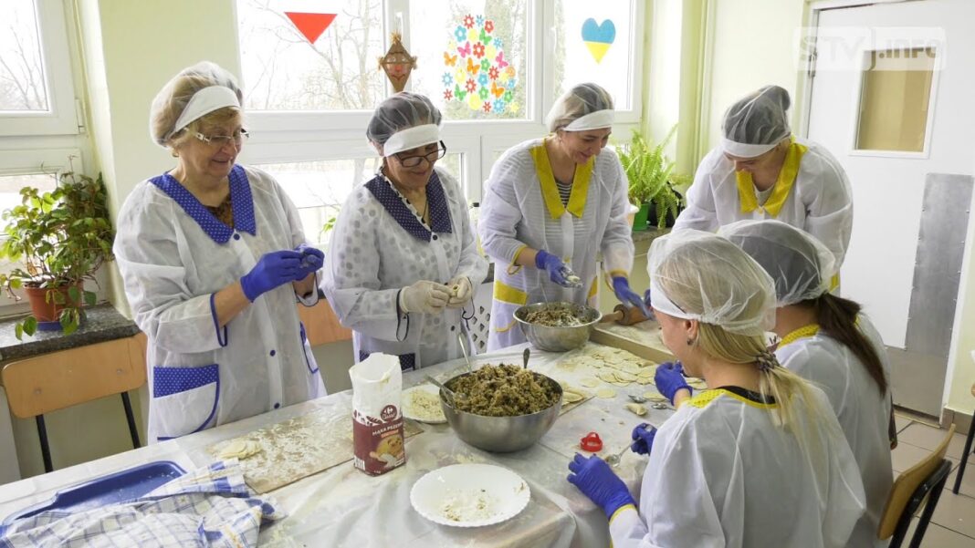 Solidarni kulinarnie z Ukrainą. Wielka akcja lepienia 3500 pierogów w Zawierzbiu