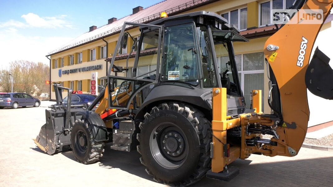 Gmina Wilczyce zakupiła nową koparkę i ciągnik z przyczepą. To sprzęt niezbędny w pracach komunalnych