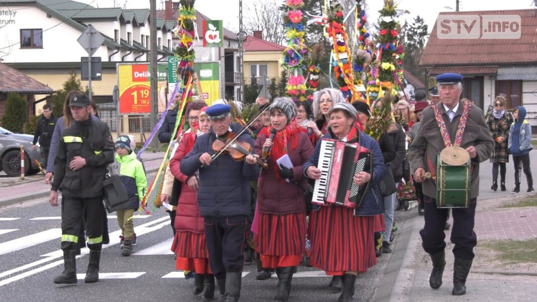 Niedziela Palmowa w Tarłowie. Wielki korowód z pięknymi palmami przeszedł ulicami