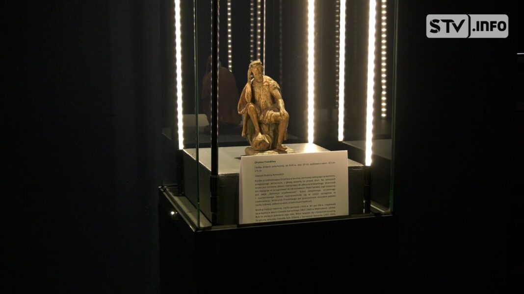Chrystus Frasobliwy w sandomierskim muzeum. Prezentacja rzeźby w foyer przed salą rycerską