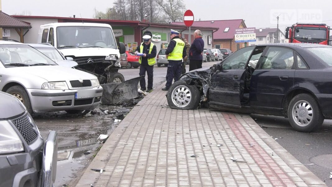 Karambol na DK79 w Samborcu. 62-latek wymusił pierwszeństwo