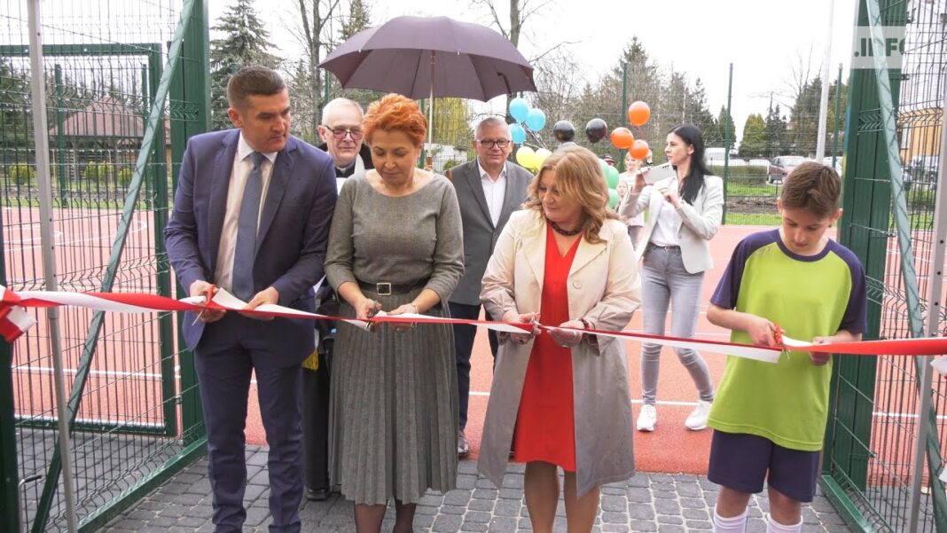 Boisko wielofunkcyjne w Kleczanowie otwarte. Na ten dzień szkoła czekała od lat