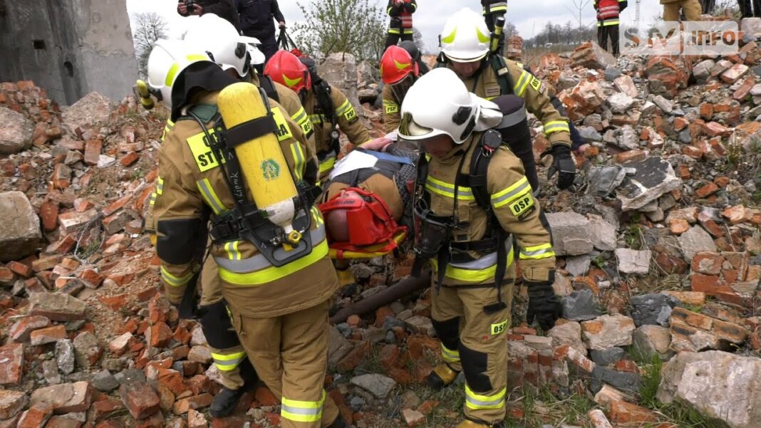 Akcja na kominie cukrowni Włostów, efektowne zatrzymania przestępców i poszukiwania na gruzowisku