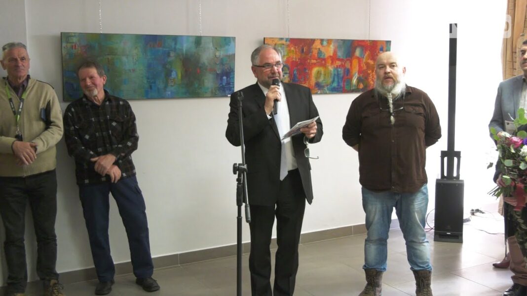 Artur Smerkowski zaprezentował swoje abstrakcje w ożarowskiej „Galerii pod Czerwonym Dachem”