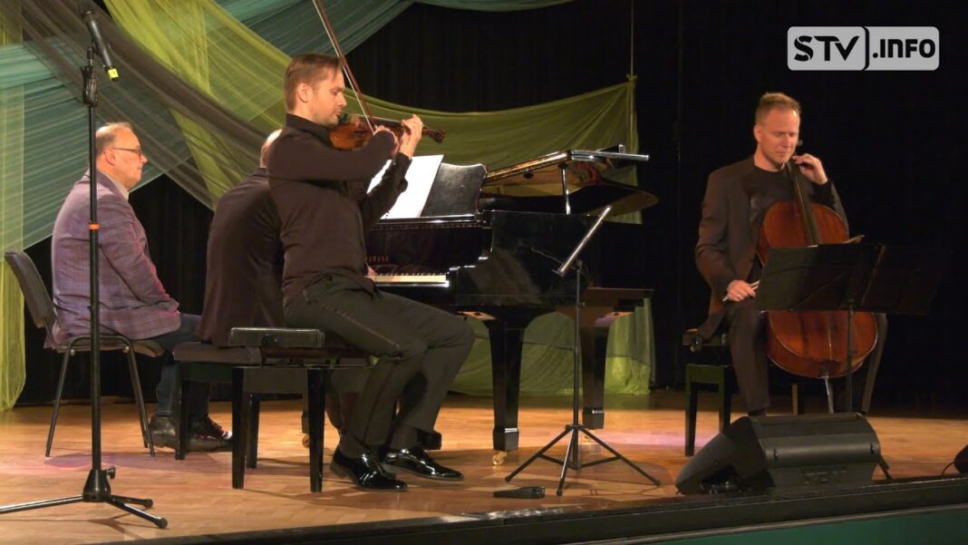 Muzyczna uczta w Ożarowie. Koncert „Z klasyką przez Polskę” przyciągnął tłum publiczności