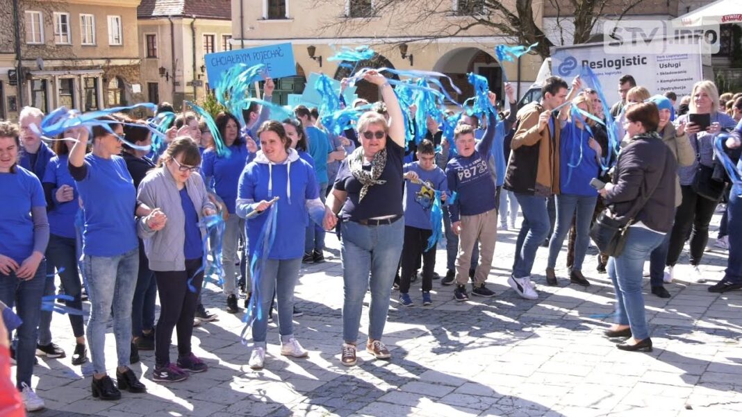 „Razem możemy zdziałać cuda”. Niebieski marsz w Sandomierzu