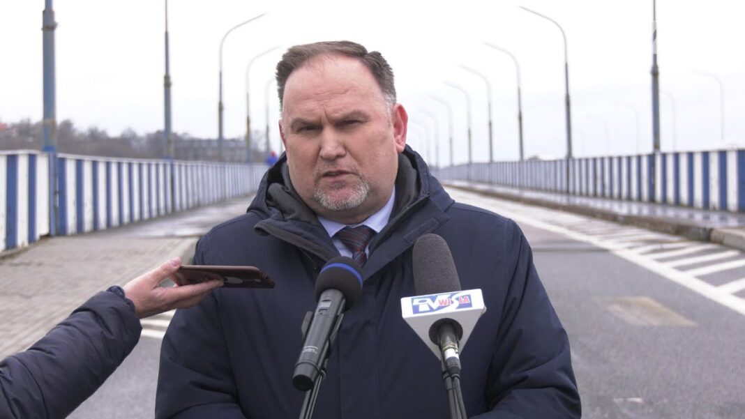 „Prace związane z przebudową mostu w Sandomierzu idą zgodnie z planem”. Konferencja posła Marka Kwitka