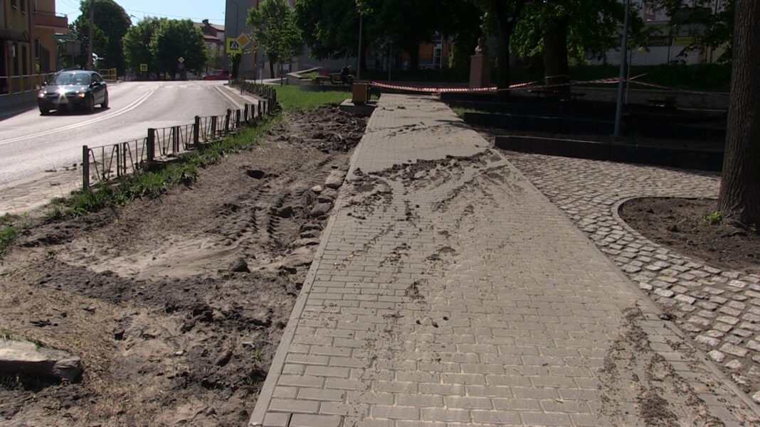 OPATÓW: Ulewa uszkodziła zmodernizowany kilka dni temu Skwer Gombrowicza