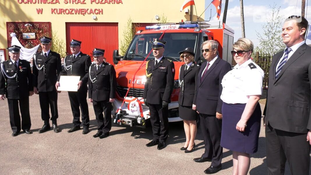 Druhowie z OSP Kurozwęki mają nowy wóz. PAWEŁ MARCIN uroczyście ochrzczony butelką szampana