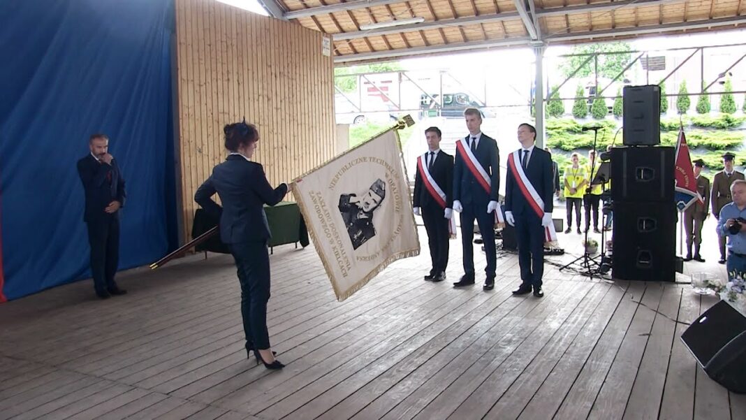 OPATÓW: Jubileusz Zakładu Doskonalenia Zawodowego. Technikum im. Andersa otrzymało nowy sztandar