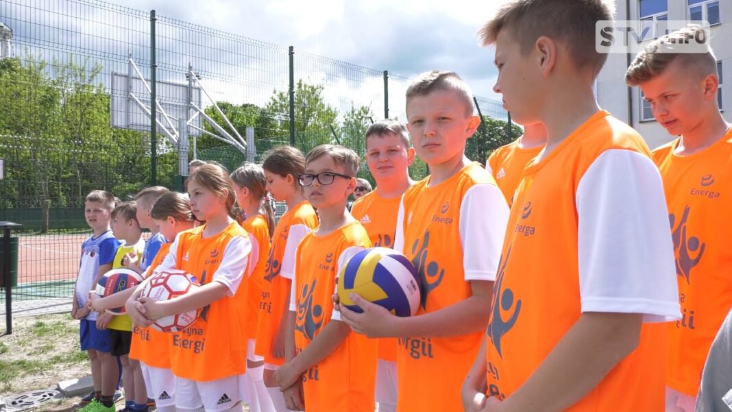Uczniowie szkoły w Tarłowie mają upragnione boisko. „Sportowa Polska” spełniła sportowe marzenie