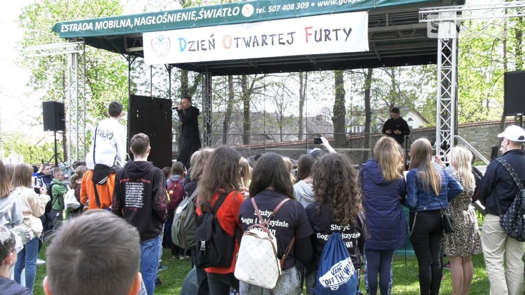 Tłumy młodzieży na Dniu Otwartej Furty w sandomierskim seminarium. Wystąpił ksiądz Jakub Bartczak