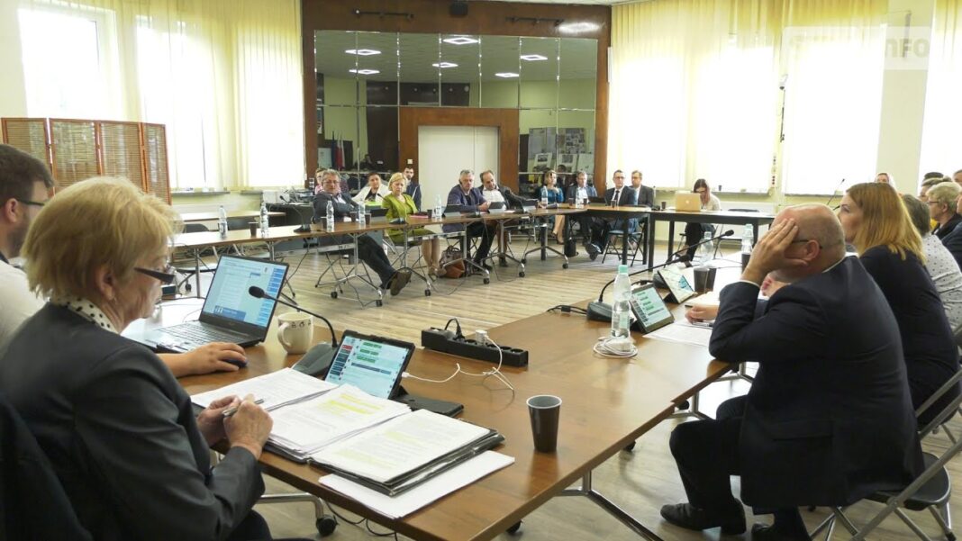 Rozłam w Opatowie. Czy sprawa stołówki zmieni władzę w powiecie?