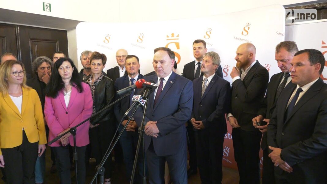 Samorządowcy otrzymali czeki z Polskiego Ładu. Blisko 118 mln zł trafi do gmin i powiatu sandomierskiego