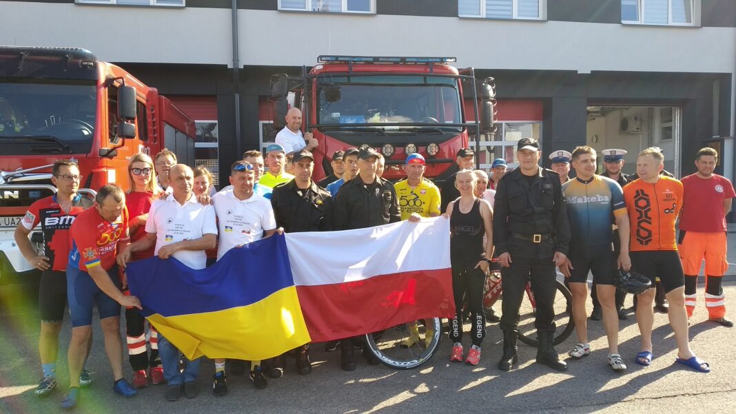 Strażacy-kolarze charytatywnie jadą 500 km. Zatrzymali się w Sandomierzu