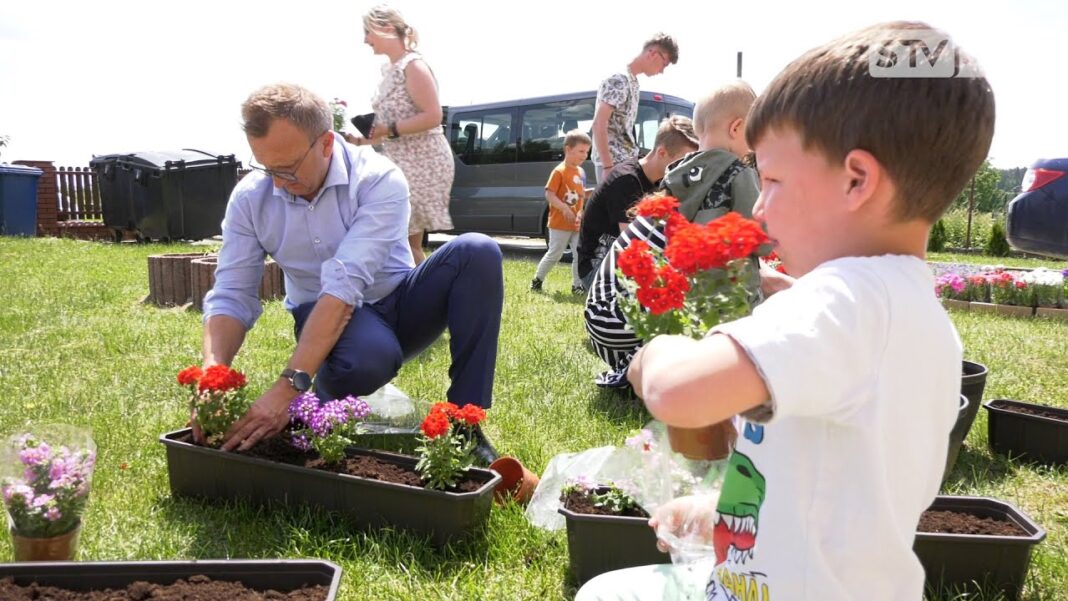 Kwiaty od państwa Chmiel ozdobiły otoczenie domów dziecka w Łoniowie