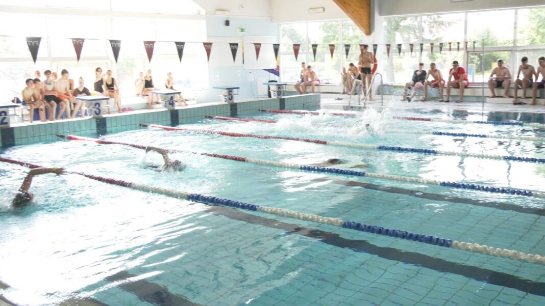 W zawodach pływackich na „Neptunie” walczyli o puchar Burmistrza Ożarowa