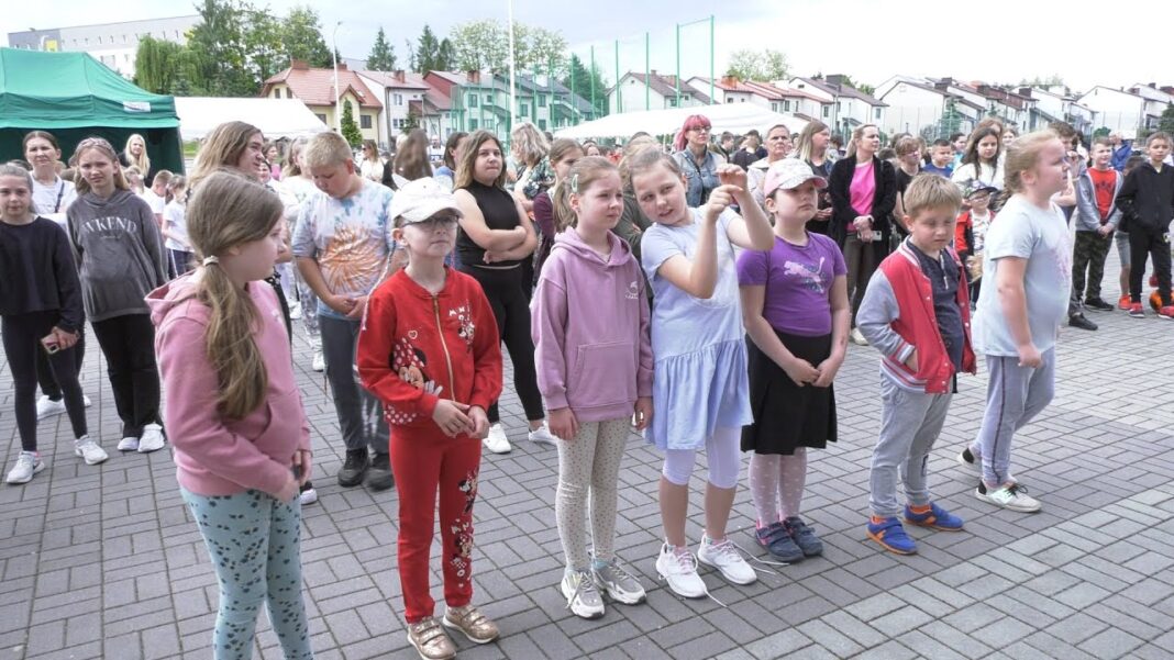 Aktywny Dzień Dziecka w Ożarowie. Były wspólne zabawy, sportowe zawody i występy artystyczne