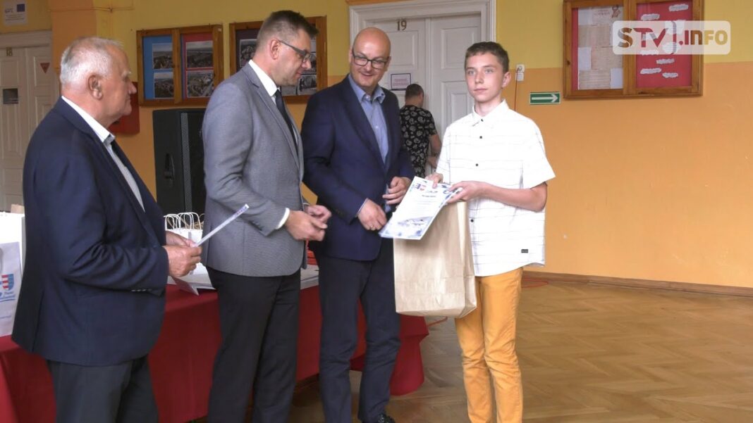 Pracami plastycznymi 123 artystów wspomniało dworki i pałace ziemi sandomierskiej