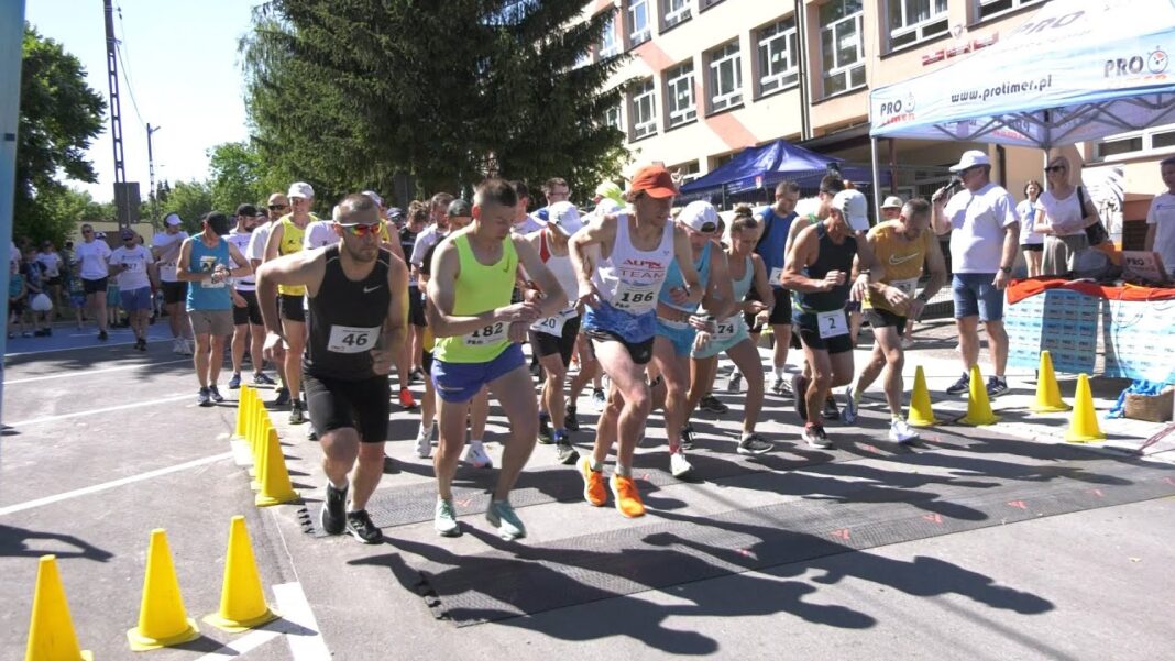 „Szczęśliwa siódemka” w Zawichoście w tropikalnym słońcu. Przyjechali biegacze z całej Polski