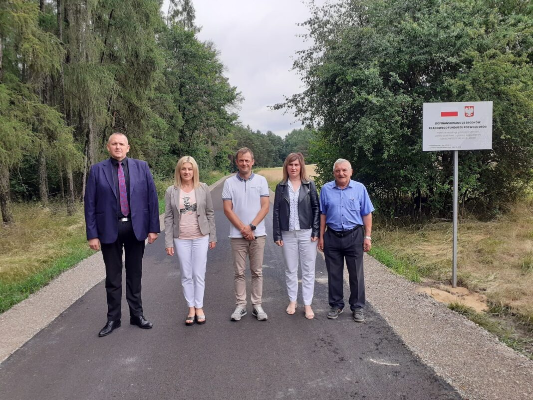 Mieszkańcy gminy Tarłów jeżdżą po nowej nawierzchni. Wyremontowano trzy odcinki dróg