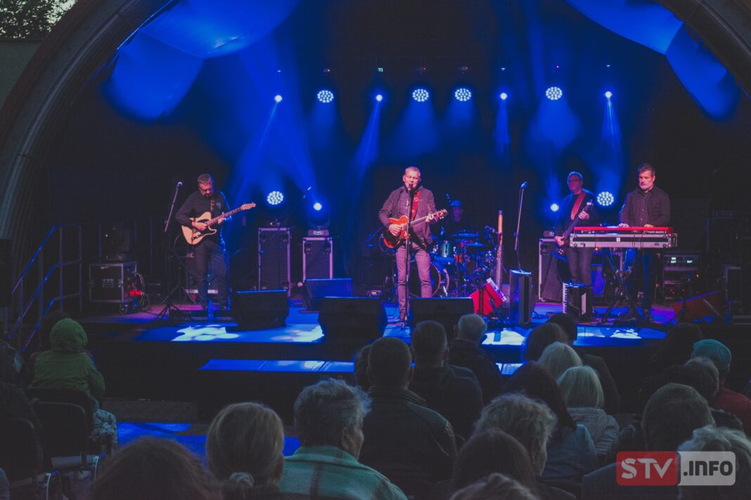 Klimatyczny koncert zespołu Raz Dwa Trzy w Lipniku. Pół tysiąca osób spędziło wieczór z muzyką