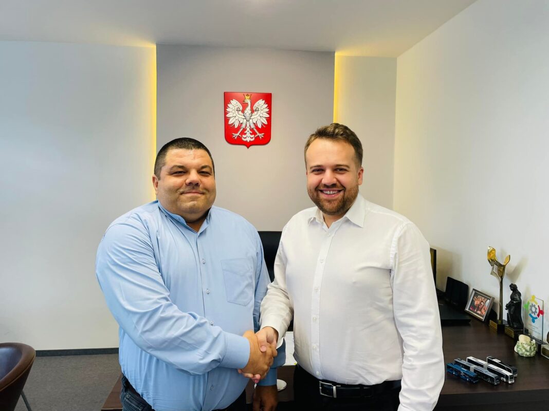 Startował z listy PSL. Dyrektor ożarowskiej szkoły teraz dołączył do Ruchu Materka