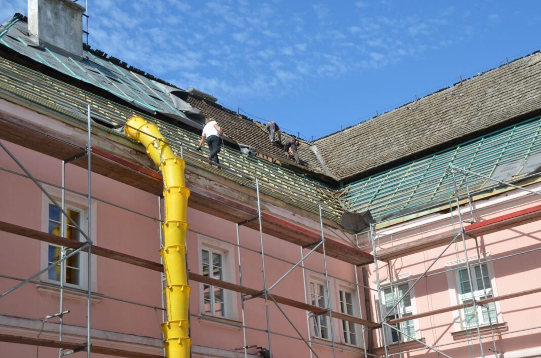 Opatów: Dach budynku ratusza zostanie wymieniony do końca wakacji
