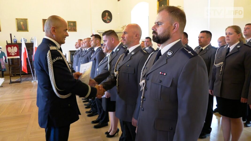 Sandomierscy policjanci awansowani. Statuetkami „Anioła Bezpieczeństwa” uhonorowano zasłużonych dla policji