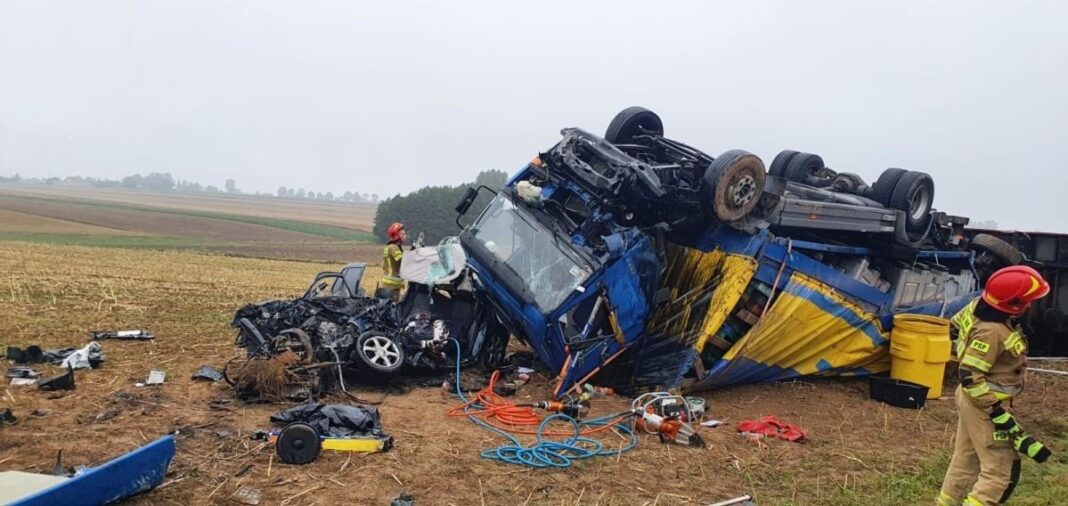 Tragedia pod Opatowem. Ciężarówka zmiażdżyła osobowego Volkswagena
