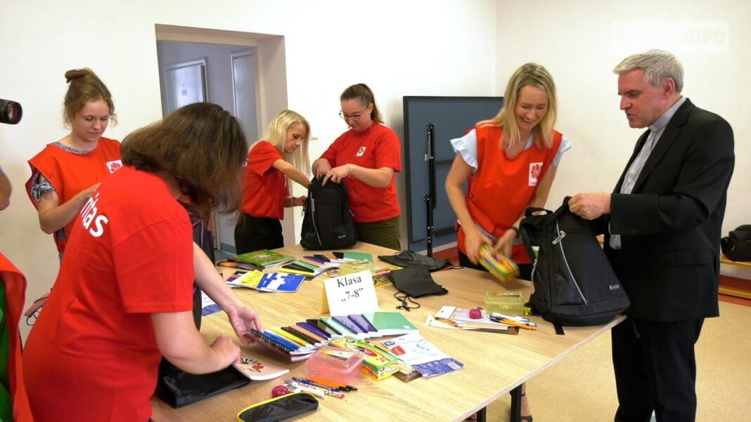 Tornister Pełen Uśmiechów. Szkolne wyprawki od Caritas trafią do uczniów